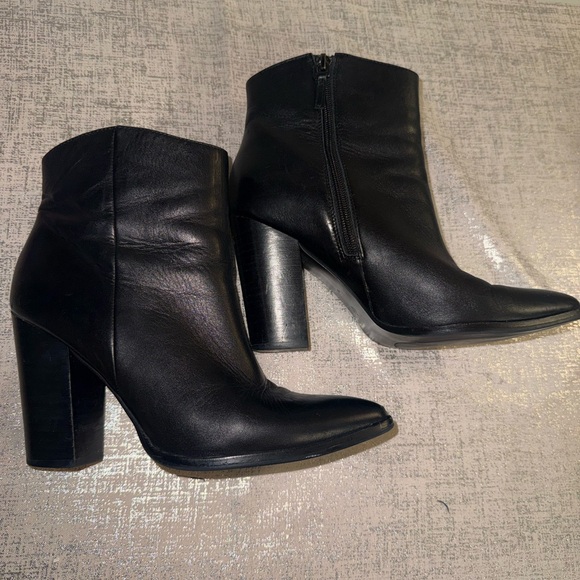 Halogen Black Leather Pointed Toe Ankle Boots - Picture 12 of 16